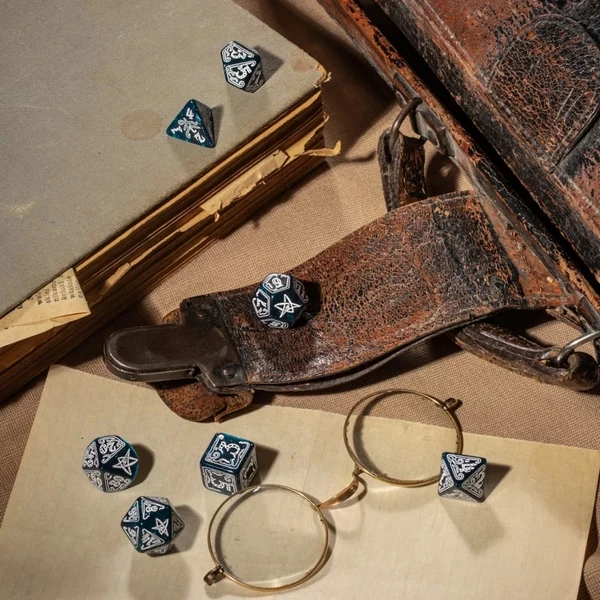 Set kostek Q-workshop Call of Cthulhu Abyssal & White (7 kostek) - Kostky - Obrázek Y6DE000O01